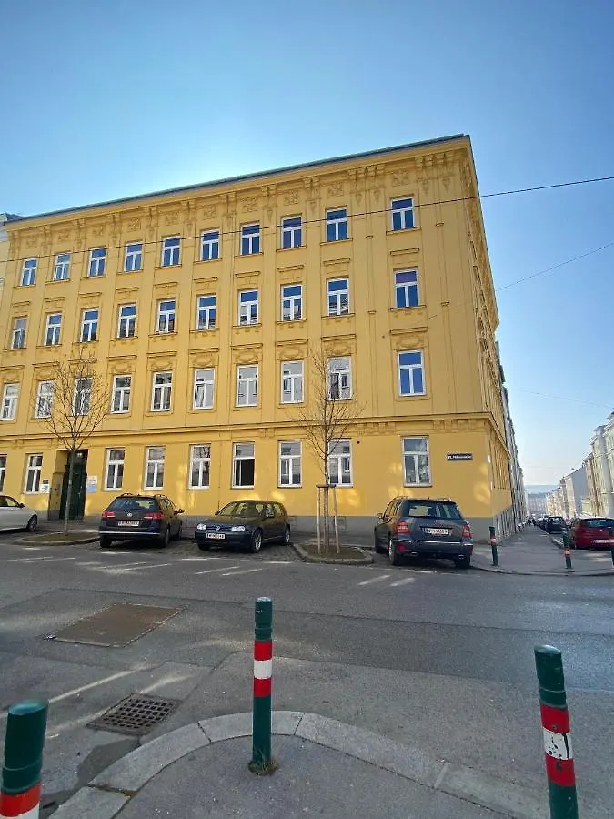 Trendy Apartment Near Schloss Schonbrunn Vienna
